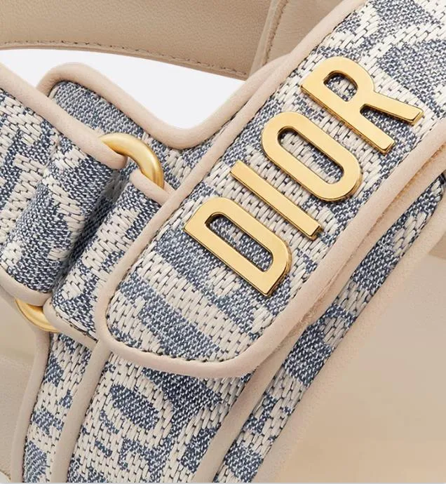 👟👟Ex-factory price 500👟👟 These Dioract sandals are carefully made of blue plaid jacquard fabric and other materials, decorated with off-white raffia Oblique print, fashionable and modern. The insole is made of lightweight and comfortable leather that fits the shape of the foot, and is equipped with a Velcro strap. The upper strap is embellished with a gold-finished metal Dior logo, which is more refined. Can be matched with various styles to show modern style. . Help surface material: fabric. Dior signature in gold-finish metal. 2 adjustable Velcro straps. Leather insole that fits the shape of the foot, soft and lightweight texture, EVA notch sole decorated with Christian Dior's lucky star symbol Made in Italy Code number: 35--42 (41 42 customized, non-refundable)